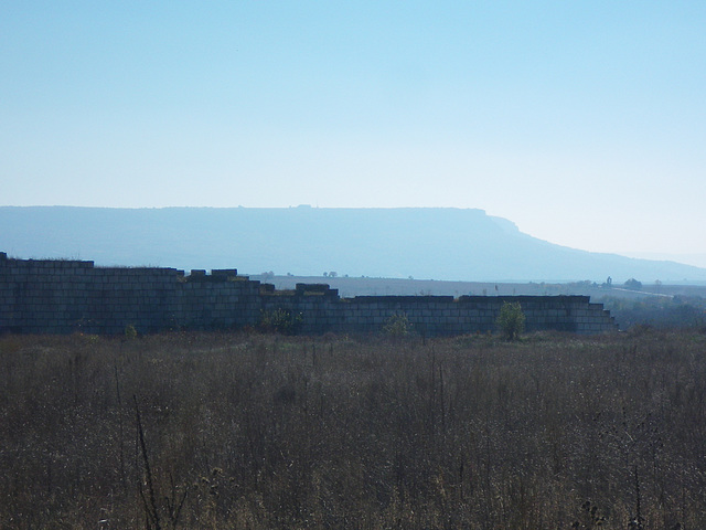 Les murailles de Pliska et la chaîne du Grand Balkan.