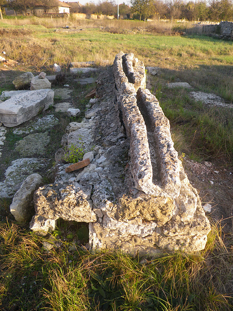 Oescus : rigole en pierre.