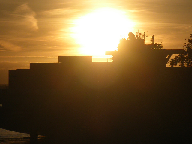 Containerschiff  im Sonnenuntergang