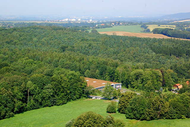 la parkejo kaj urbeto Königstein (der Parkplatz und das Städtchen Königstein)