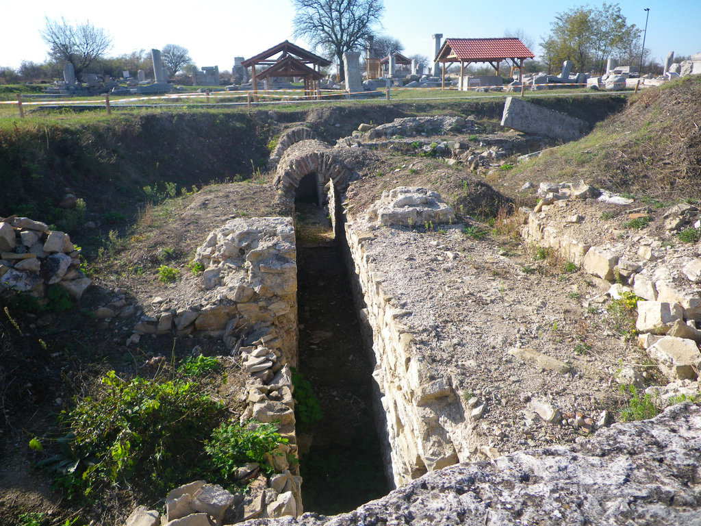 Nicopolis : système d'égoût sous le forum.