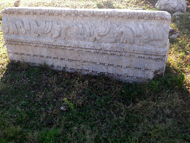 Architrave avec des motifs floraux.