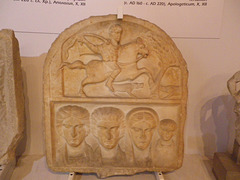 musée national d'Histoire : tombeau avec portraît de groupe.
