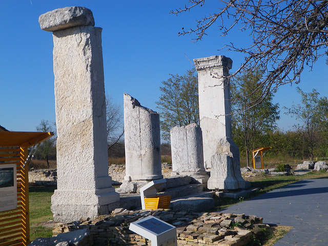 Nicopolis : fronton de la boulè.