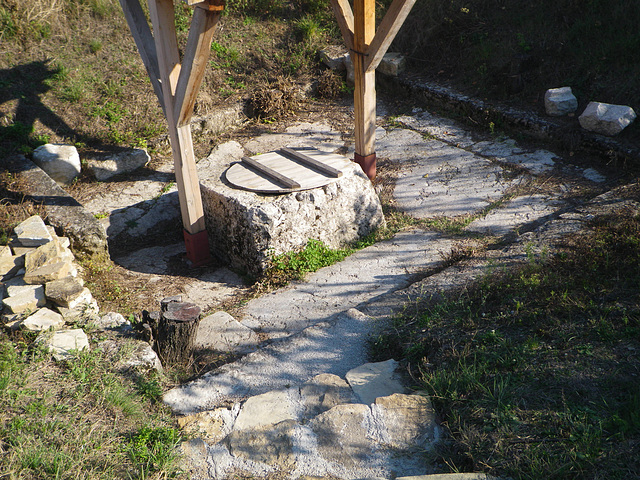 Nicopolis ad Istrum : puits.