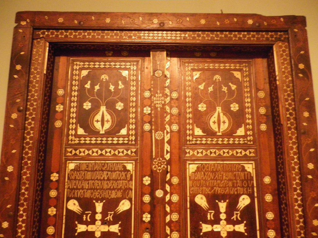 Porte d'église en marquèterie.
