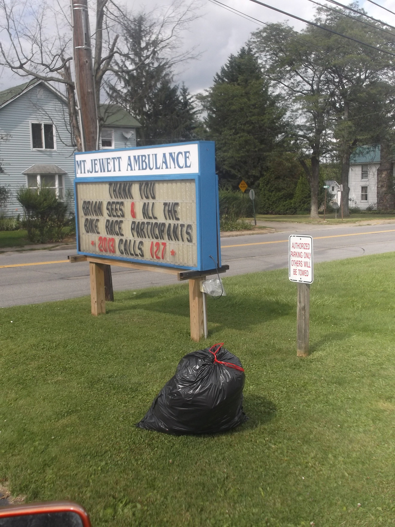 Ambulance et sac de déchet / Garbage bag & ambulance.