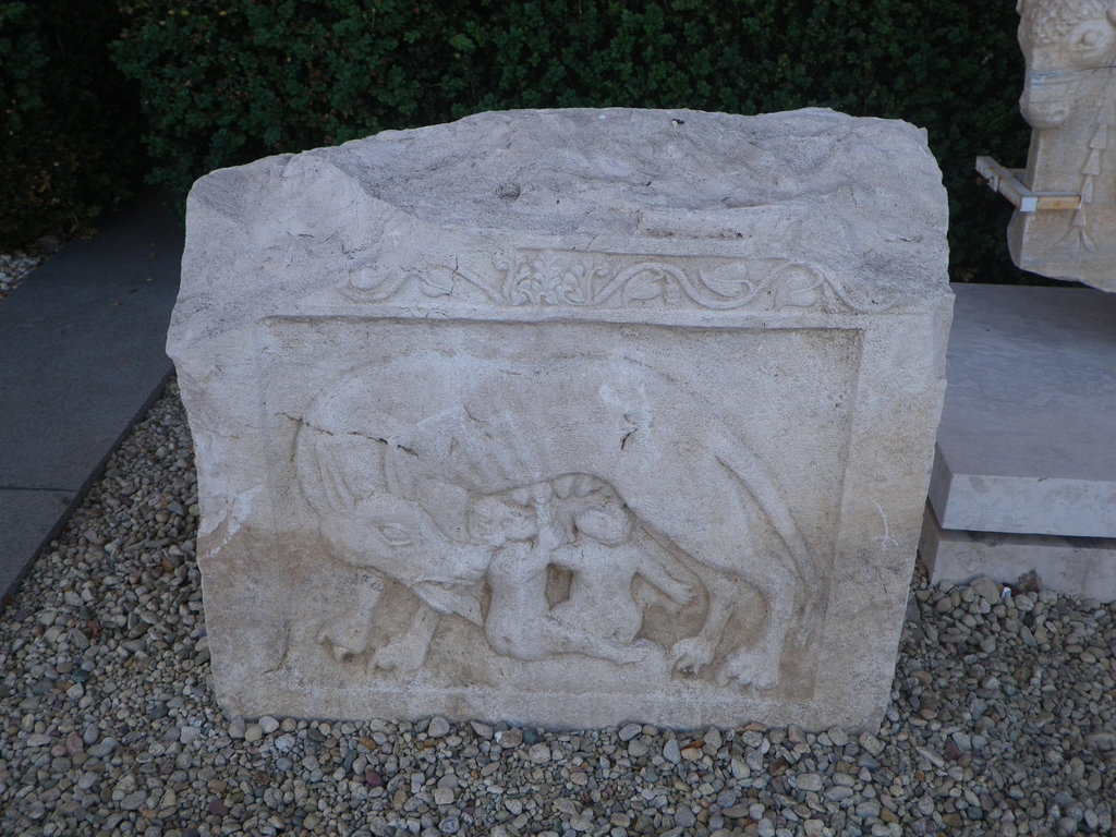 Extérieur du musée : louve romaine.
