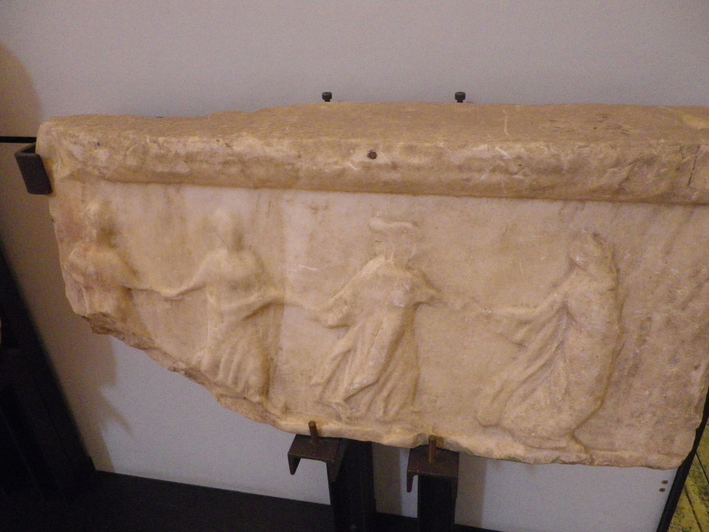 Musée national d'archéologie : frise de danseuses.