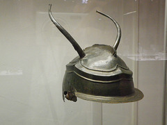 Musée national d'archéologie : casque celtique.