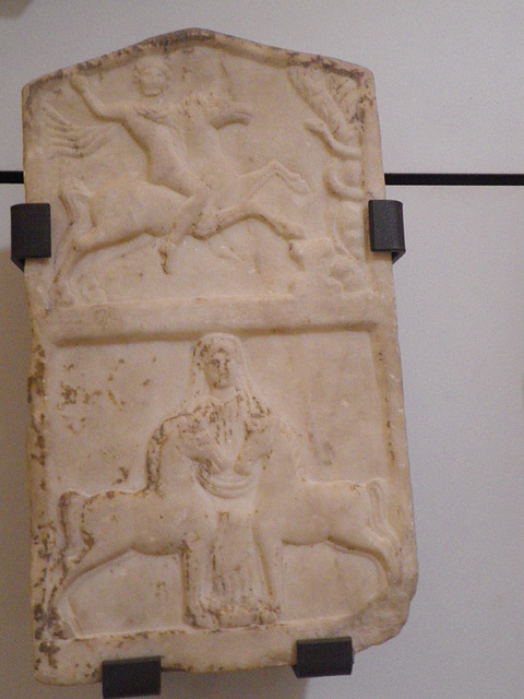 Musée national d'archéologie : plaque votive au dieu cavalier