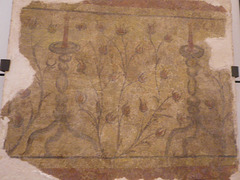 Musée national d'archéologie : fresque avec des candélabres et des végétaux.