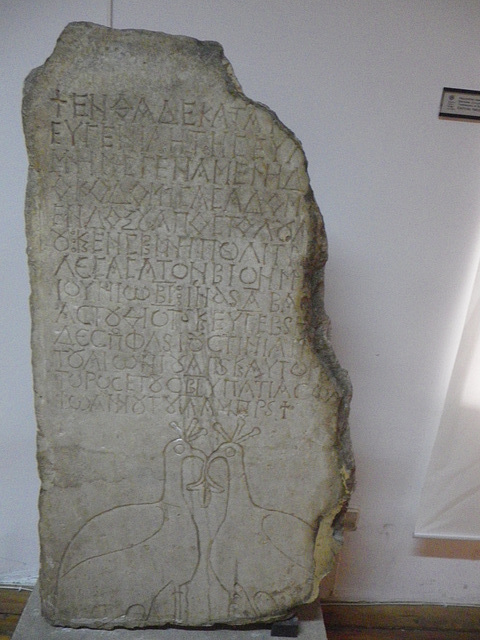 Musée national d'archéologie : tombe chrétienne en bulgare.