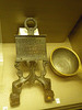 Musée national d'archéologie : miniature d'enseigne en bronze.