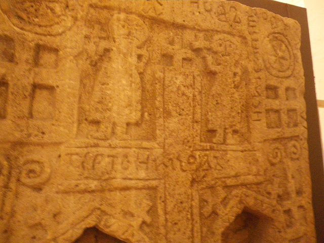 Inscriptions chrétiennes au dos d'une stèle antique.