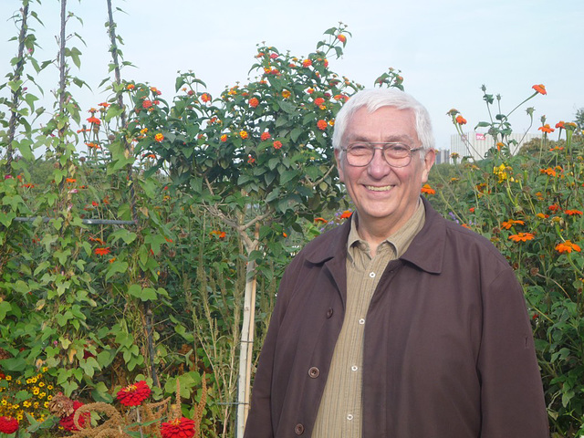 Jove en el Jardín Botánico de París