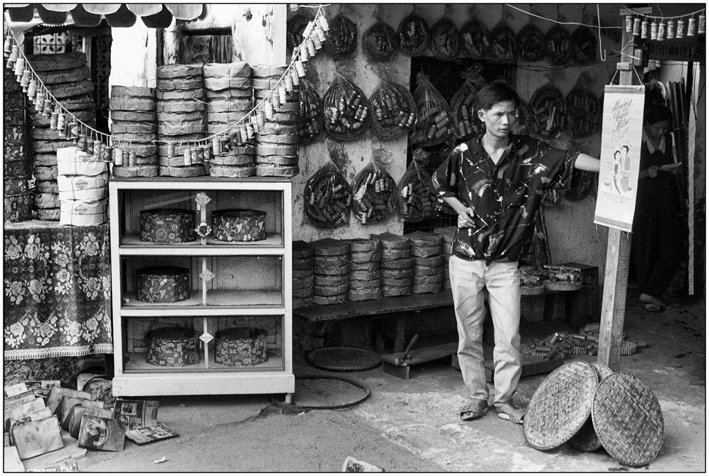 Marchand de pétards .  Firecrackers dealer.