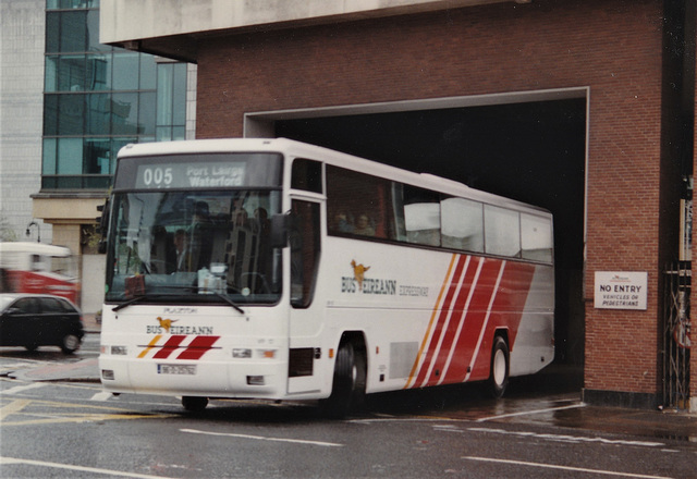 Bus Éireann VP17 (96 D 25762) leaving Busáras in Dublin - 11 May 1996