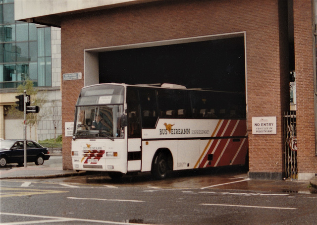 Bus Éireann Plaxton Paramount coach leaving Busáras in Dublin - 11 May 1996