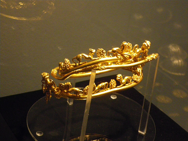 Couronne d'or avec panthères.