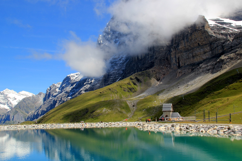 A droite, les contreforts de l'Eiger