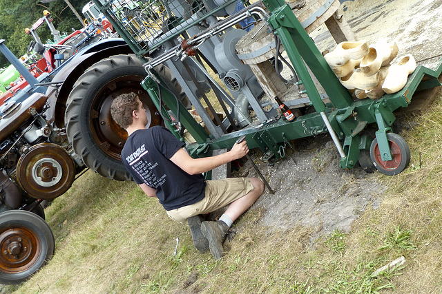 Oldtimerfestival Ravels 2013 – Adjusting the wooden-shoe machine