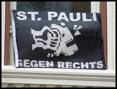 Flagge "St. Pauli gegen Rechts"