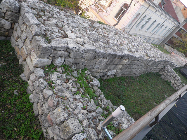 Sexaginta : les murs de la station navale.