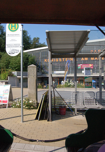 Moderna kaj malnova trafiksigno ĉe la parkejo Königstein. (Altes und neues Verkehrszeichen am Parkhaus Königstein.)