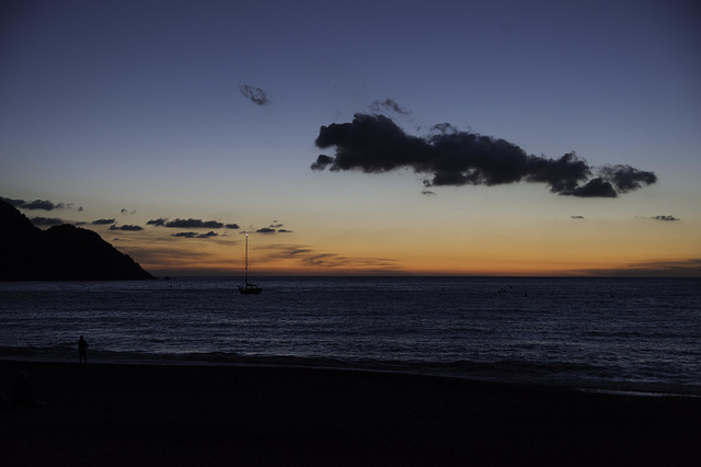 Le jeune homme, son bateau et la mer