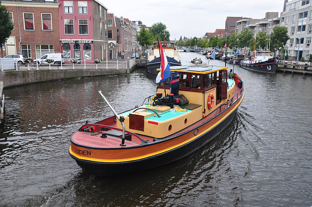 Tug Lauwersmeer entering the harbour of Leiden