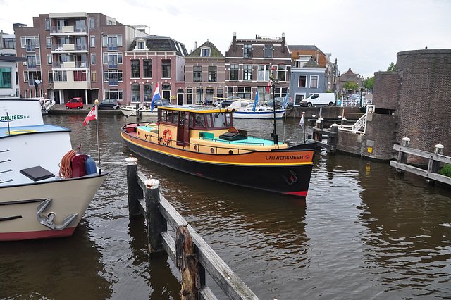 Tug Lauwersmeer entering the harbour of Leiden