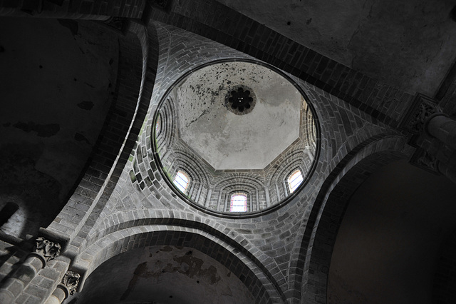 Sous la tour-lanterne de la Collégiale de Dorat