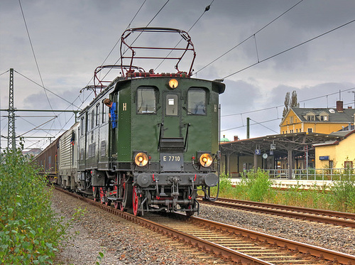 51 - (einzige erhaltene E77 der Deutschen Reichsbahn) E77 10 als Vorspann am Papierzug im Bahnhof Freiberg