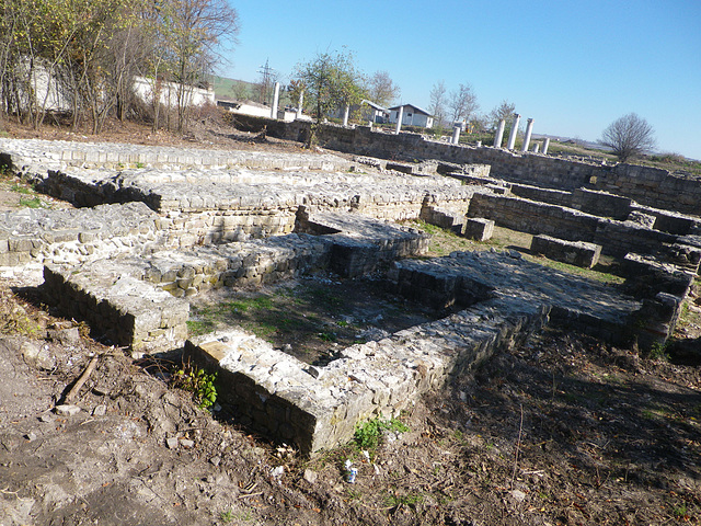 Abrittus - complexe thermal accolé à la domus à péristyle.