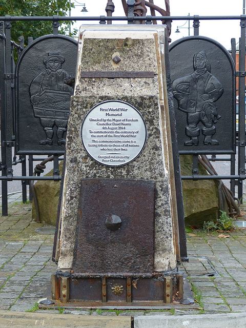 First World War Memorial, Fareham (1) - 12 October 2014