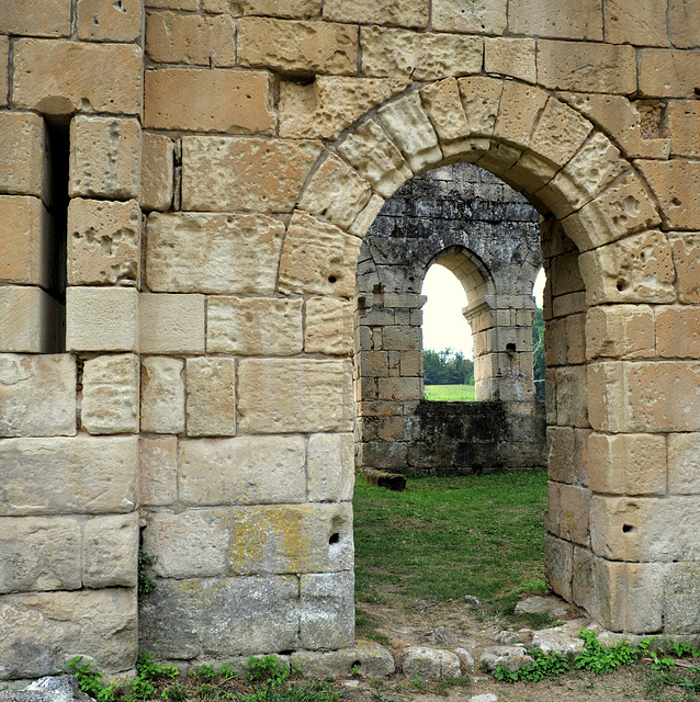 Entrée de la salle capitulaire de l'abbaye de Boschaud