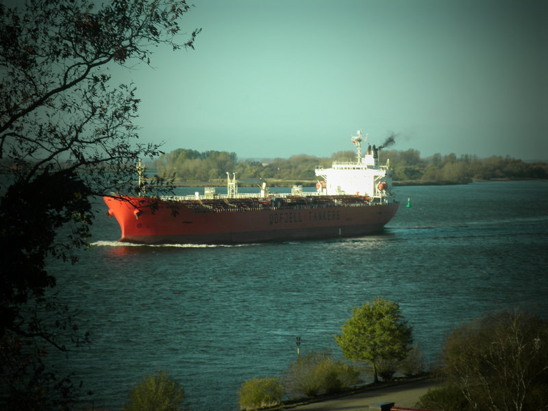 Tankschiff  BOW HECTOR vor Blankenese