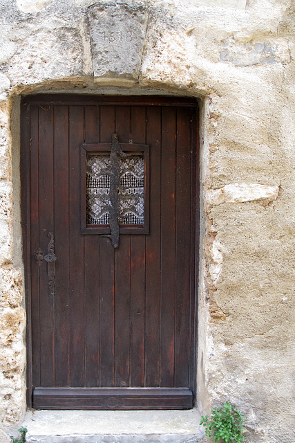 Porte d'une maison datant de 1518, Saint-Guilhem-le-Désert (août 2012), Hérault, Languedoc-Roussillon, France