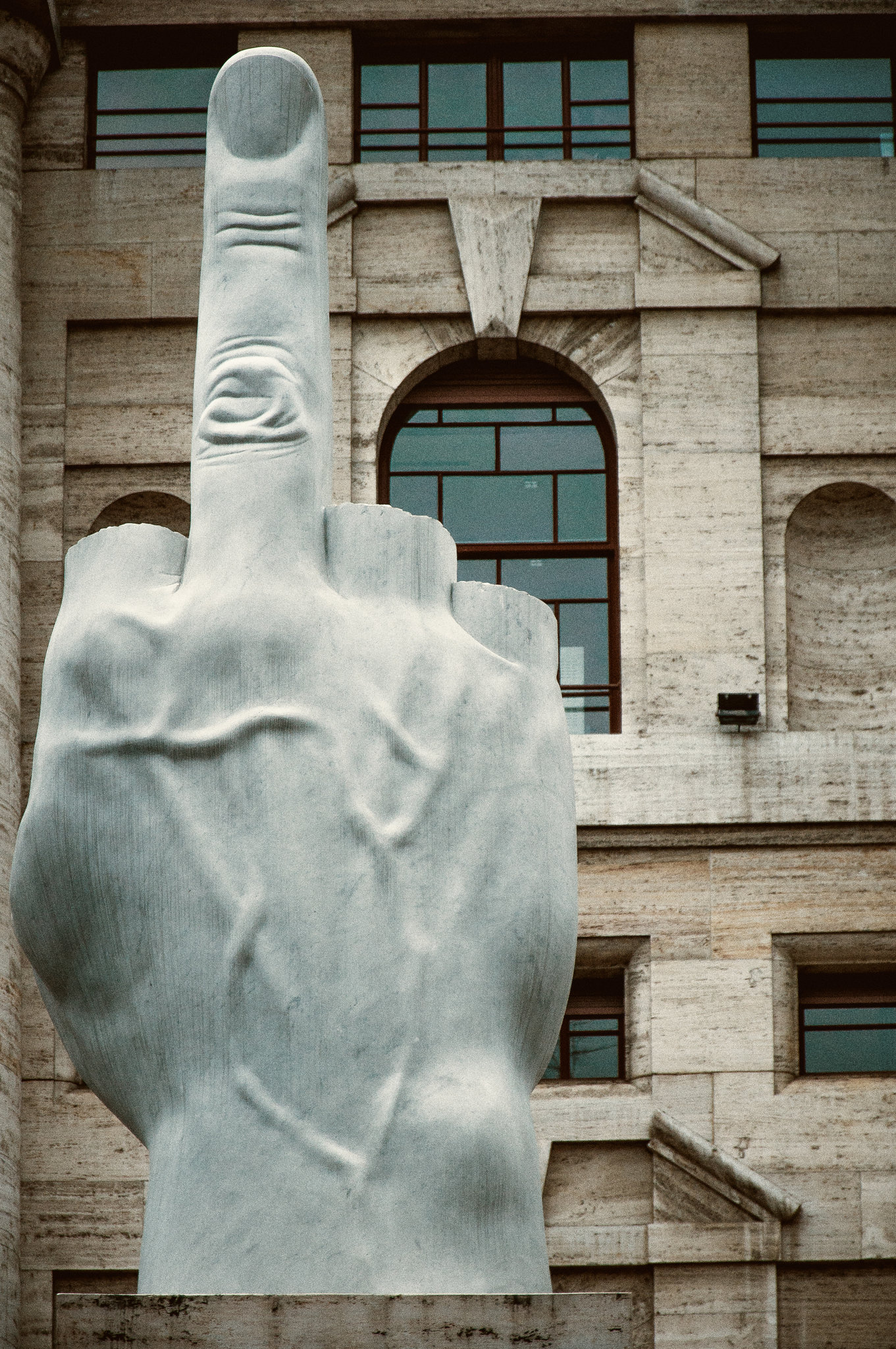 Il dito …piazza degli affari ,borsa di Milano !!