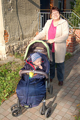 Donjo  (avino)  kun Pieter, kiu sidas en infanĉareto (Donjo mit Pieter, der im Kinderwagen sitzt)