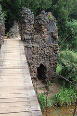 ĉenponto kaj grotoenirejo (Kettenbrücke und Grotteneingang)
