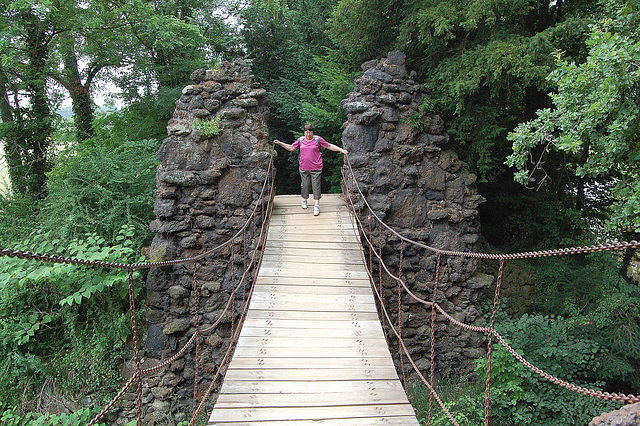 Donjo provas iri sur la ŝanceliĝanta ĉenponto (Donjo probiert auf der schaukelnden Kettenbrücke zu gehen.)