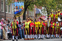 Leidens Ontzet 2011 – Parade – Steltenlopers van Merchtem