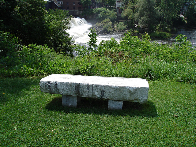 Marble bench / Banc de marbre.