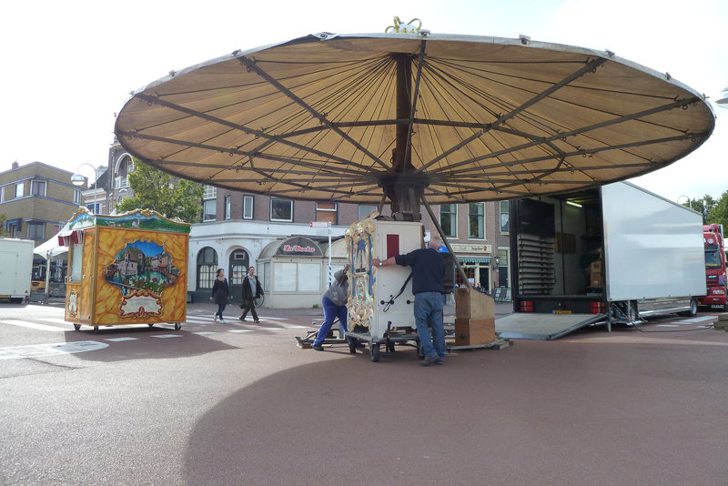 Setting up the fair for the Relief of Leiden festivities
