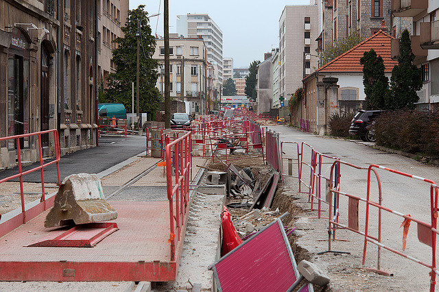 BESANCON: Travaux du tram: 2eme partie de l'avenue fontaine argent 01.