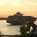 Containerschiff auf der abendlichen Elbe