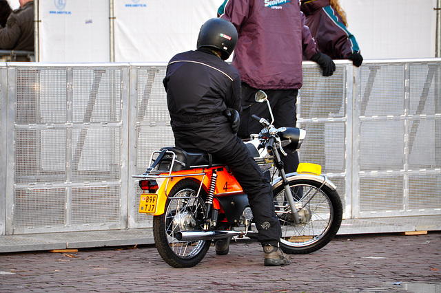Serious Request/Glazen Huis 2011 – Watching on a Kreidler Florett moped