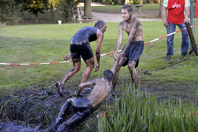 Poldercross Warmond 2013 – Helping a friend